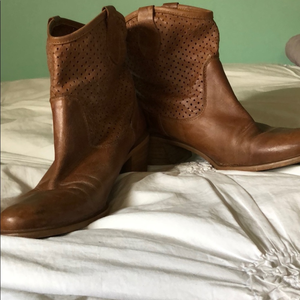 Genuine leather size 8 brown boots from Spain!